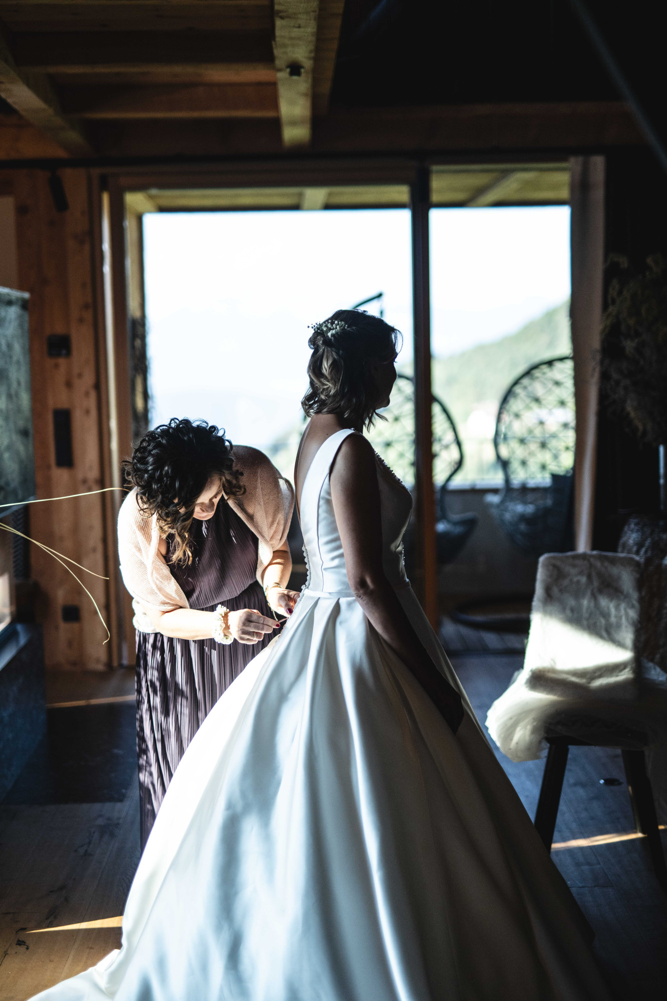 Regina Wohlgenannt hilft einer Braut kurz vor der Hochzeit, damit das Kleid perfekt passt